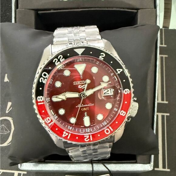 NIB 5 SPORTS GMT SEIKO WATCH - Picture 1 of 3
